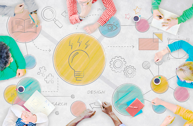 チームで話し合っている写真